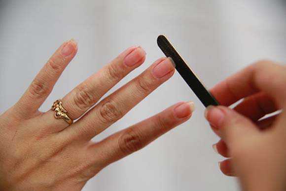 Подтачивание ногтей пилочкой