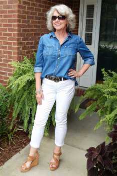 Белые джинсы с голубой джинсовкой