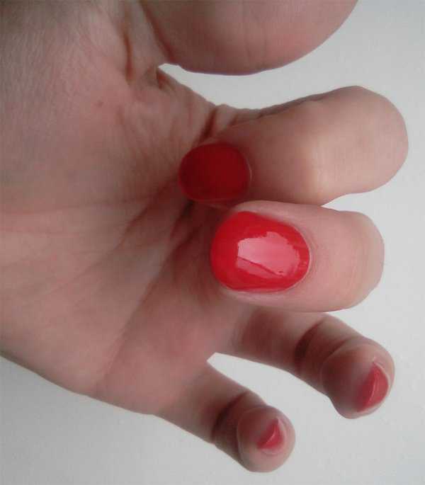 1 слой красного лака для ногтей