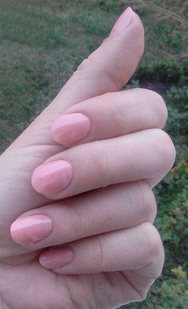Нежно-розовый лак для ногтей