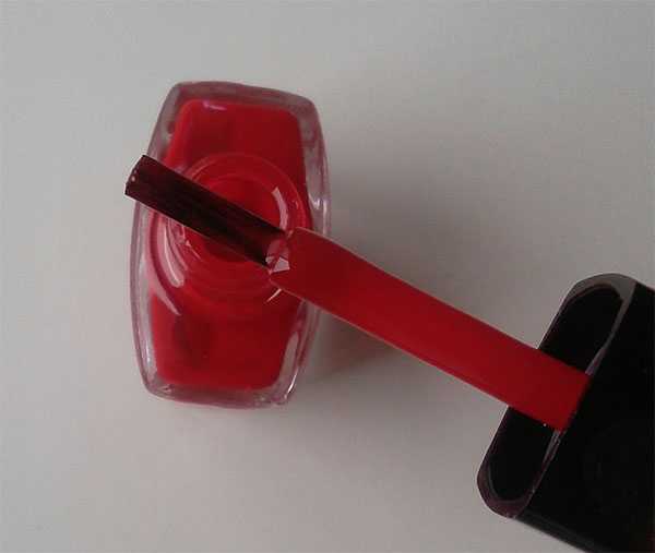 Кисточка красного лака для ногтей